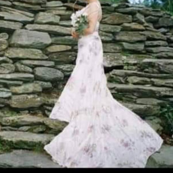 Beautiful Pernovias Wedding Gown - Picture 1 of 5